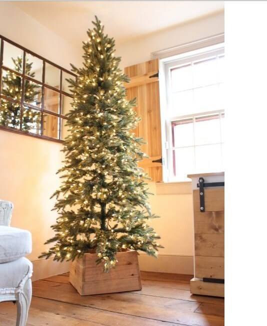 A wooden crate at the foot of the Christmas tree (1)