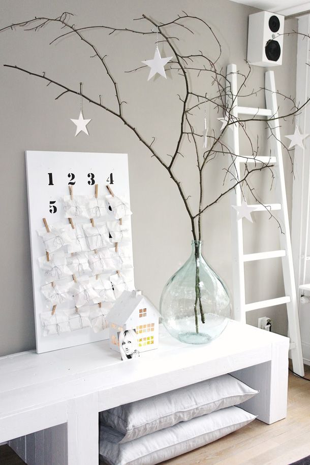 Advent calendar and minimalist branch decoration for a modern festive decor