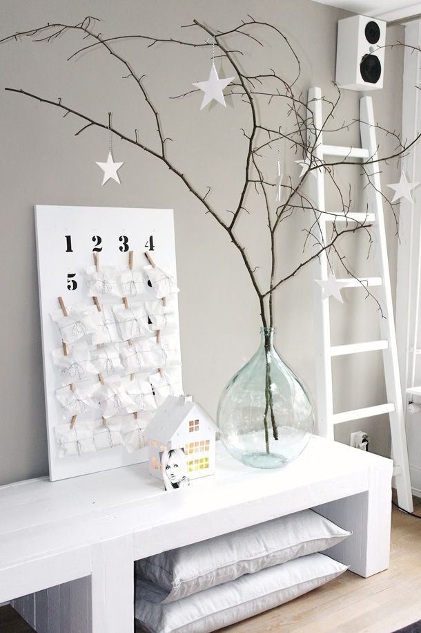 Advent calendar and minimalist branch decoration for a modern festive decor