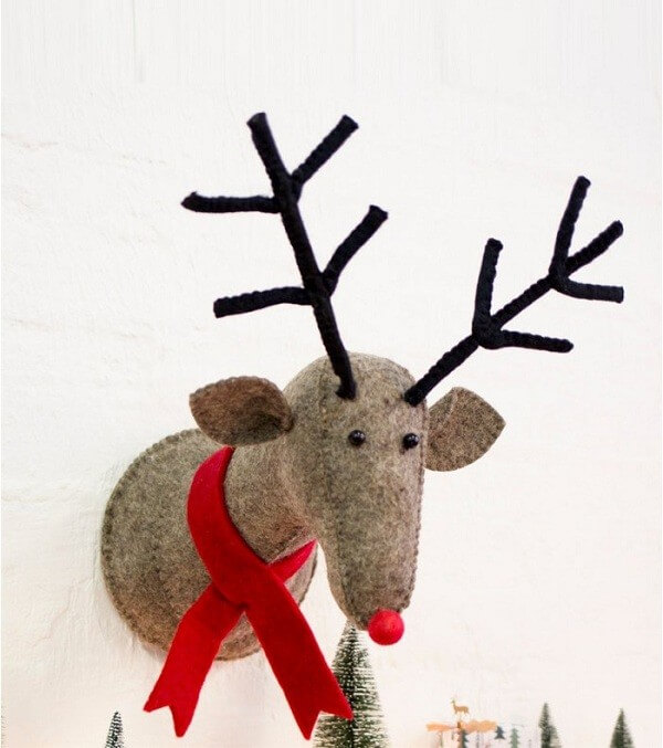 An adorable Rudi the deer wall decoration (1)