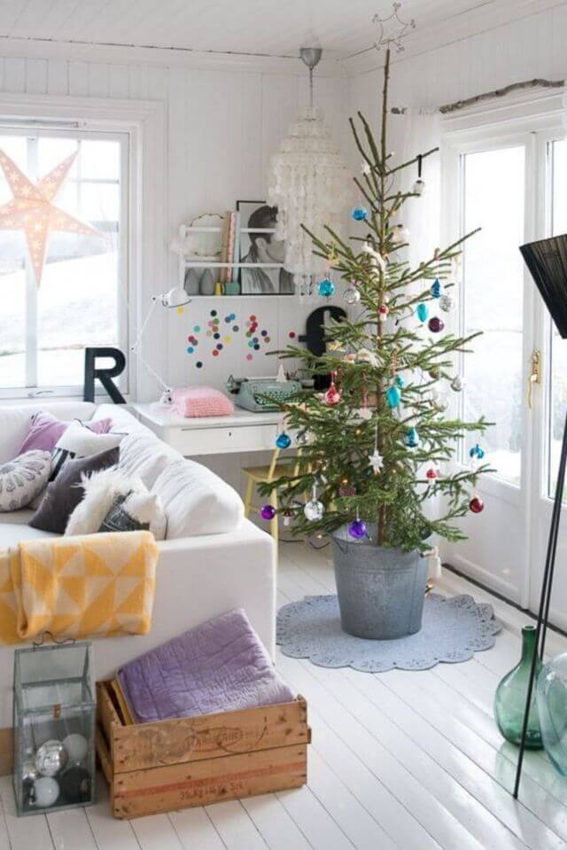 At Christmas, a pop air blows in this retro living room (1)