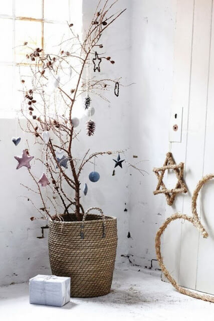 Beautiful Scandinavian Christmas decoration combining pastel and nature tones (1)