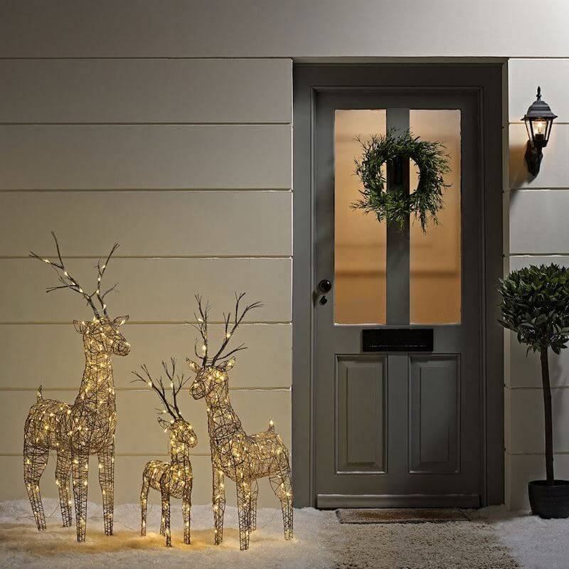 Bright decorations in front of the front door (1)