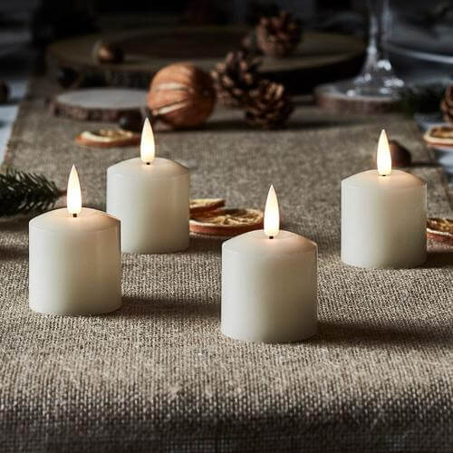 Candles that light up the holiday table (2)