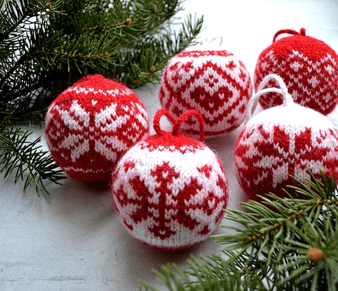 Christmas balls with yarn