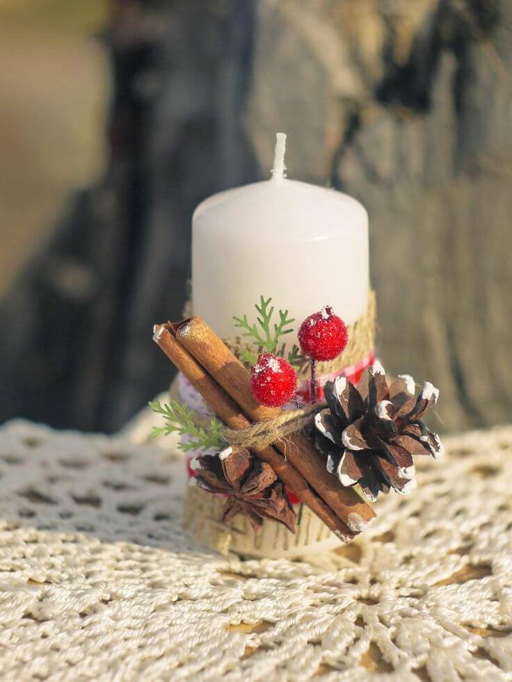 Christmas candle with a pine cone and cinnamon (1)