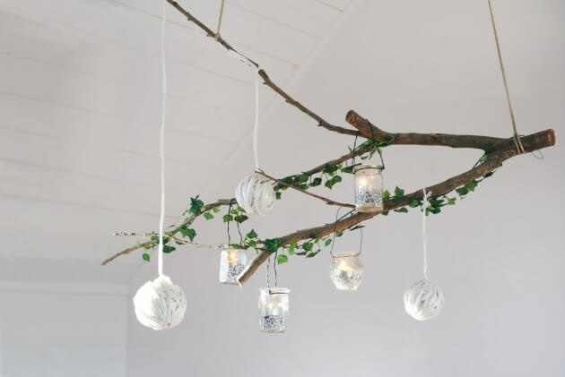 Christmas decoration with branches to invite nature to the house (1)