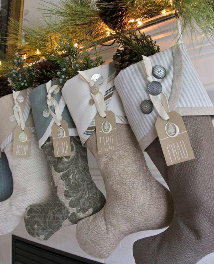 Christmas socks in linen fabric, decorated with pearly buttons and labels (1)