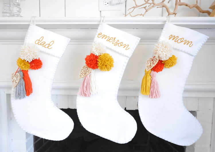 Christmas socks in white felt, decorated with pompoms (1)