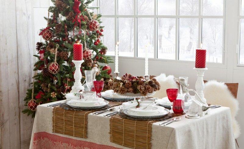 Christmas tree decorated with red Christmas balls and pine cones and modern red and white Christmas table decoration (1)