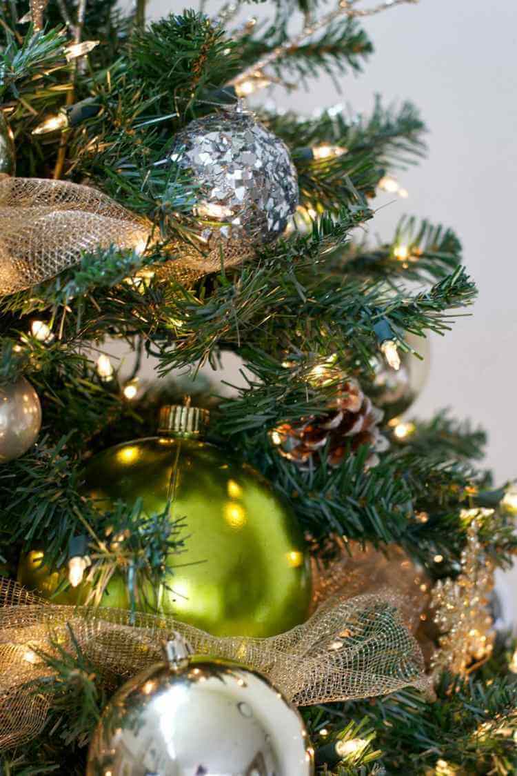 Christmas tree decoration with balls (1)