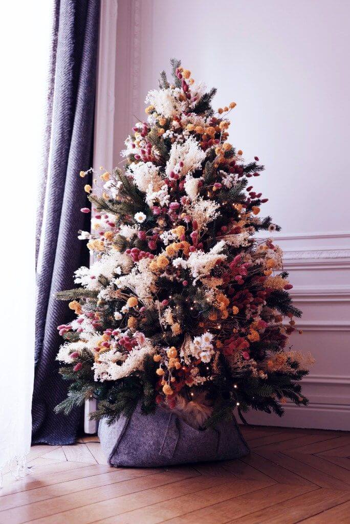 Christmas tree in dried flowers (1)