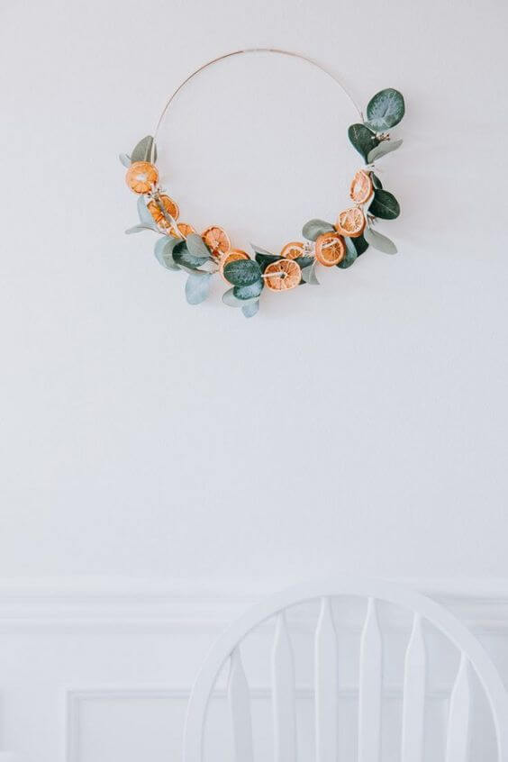 Christmas wreath and dried oranges (1)