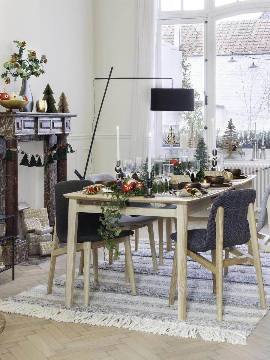 Create a whole magical world around the dining table (1)