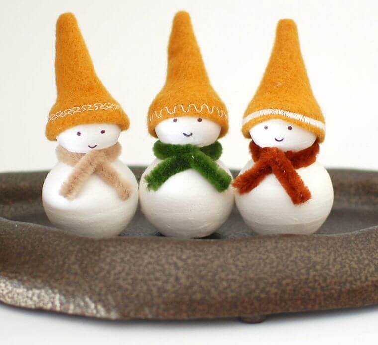 Cute snowmen with felt hats and chenille yarn scarves (1)