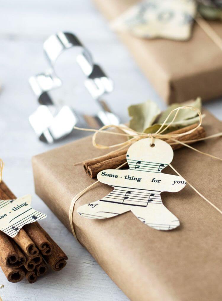 DIY Christmas gift tags made of music paper and cookie cutters (1)