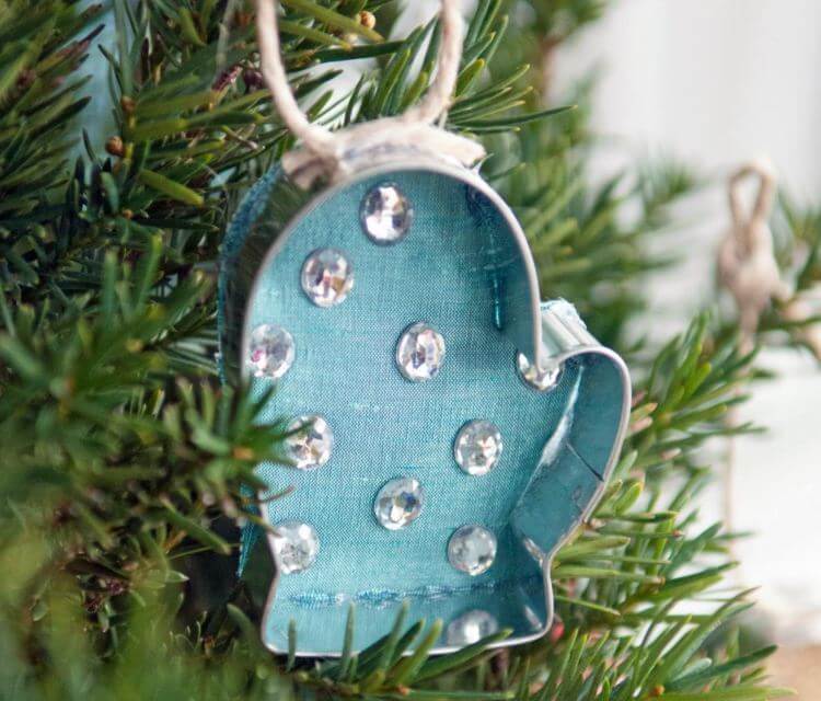 DIY Christmas tree ornament from fabric scraps and cookie cutters (1)