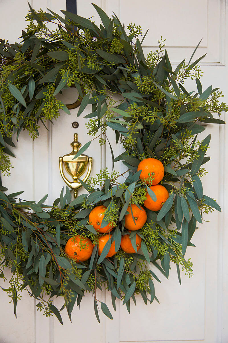 DIY project to bring a green touch to your Christmas decoration with oranges (1)