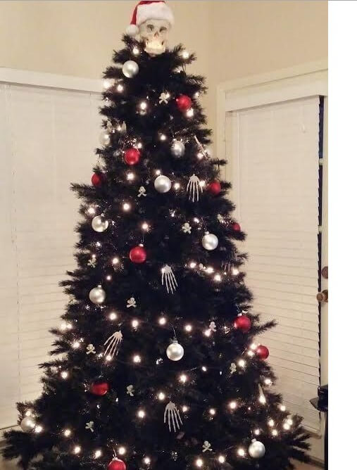 Decorate a black Christmas tree and achieve a gothic style 1 (1)