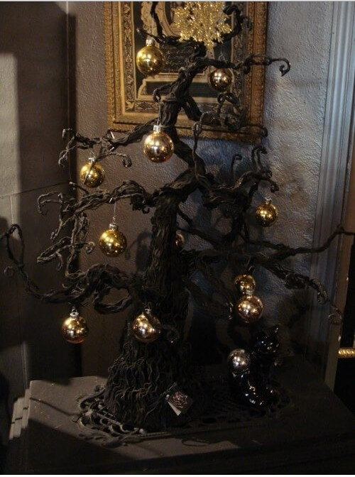 Decorate a black Christmas tree and achieve a gothic style (1)