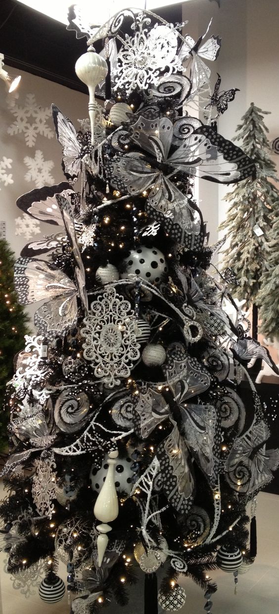 Decorate a black Christmas tree and achieve a gothic style 2 (1)