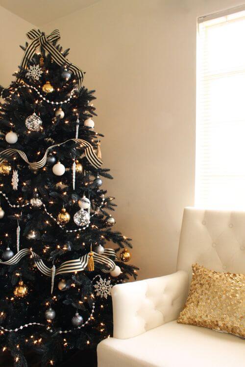 Decorate a black Christmas tree for a refined touch 1 (1)