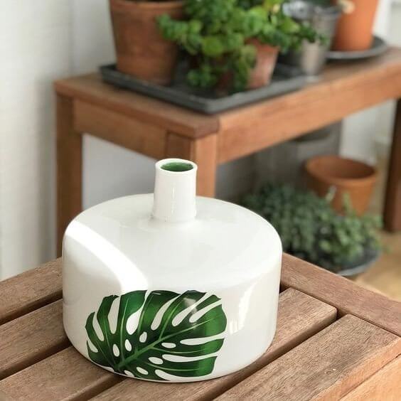 Decorate the Christmas table with a Monstera leaf motif vase 