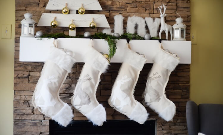 Do-it-yourself Christmas socks to decorate the fireplace mantel (1)