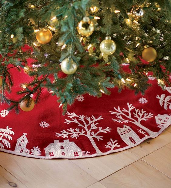 Dress the base of the tree with a fabric (1)