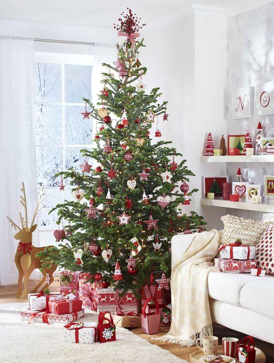 Dress up the Christmas tree in red and white 2 (1)