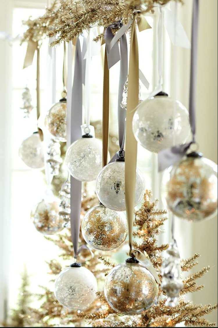 Elegant decoration with Christmas baubles to hang (1)