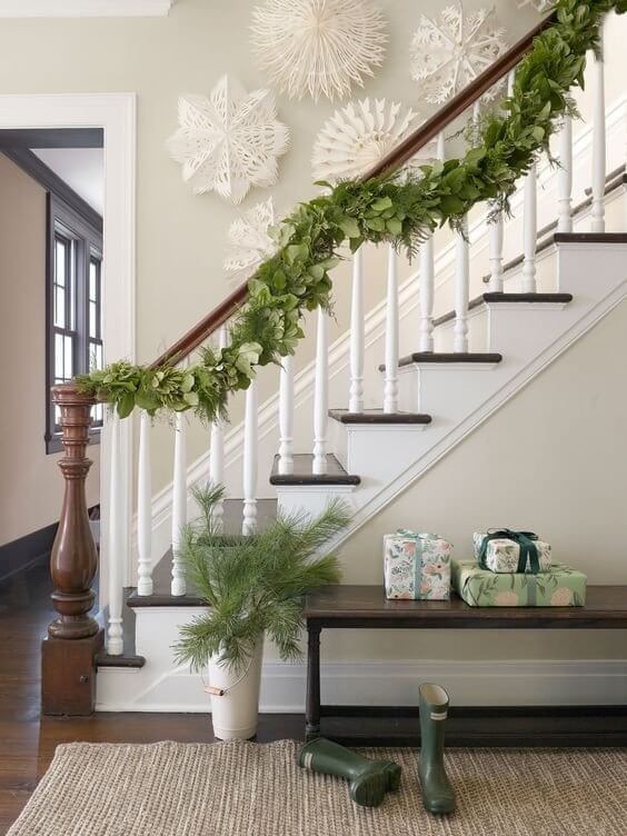 Hang an XXL plant garland on the stairs 