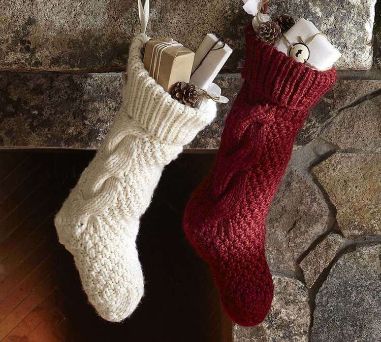 Knitted Christmas boots in red and white (1)