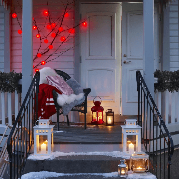 Lanterns to decorate the front door step 