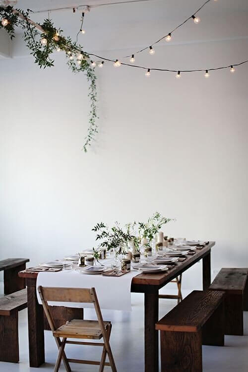 Mix a light garland and foliage to decorate the ceiling 