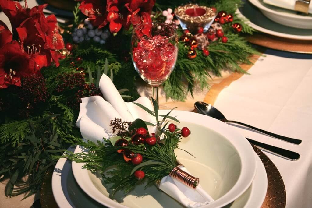 Natural Christmas table decoration in green, red and white (1)
