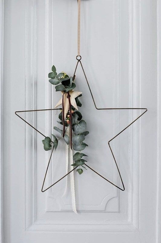 Personalize a Christmas star with eucalyptus leaves 