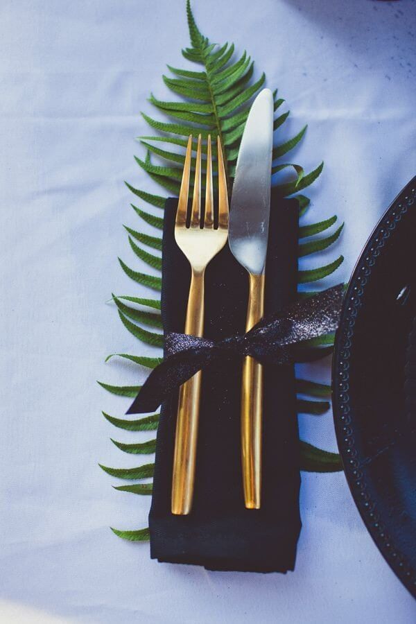 Personalize the decoration of the Christmas table and cutlery with fern leaves
