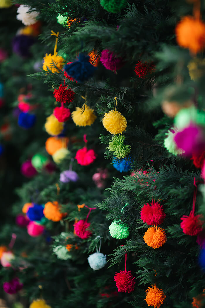 Rainbow pompom garland (1)