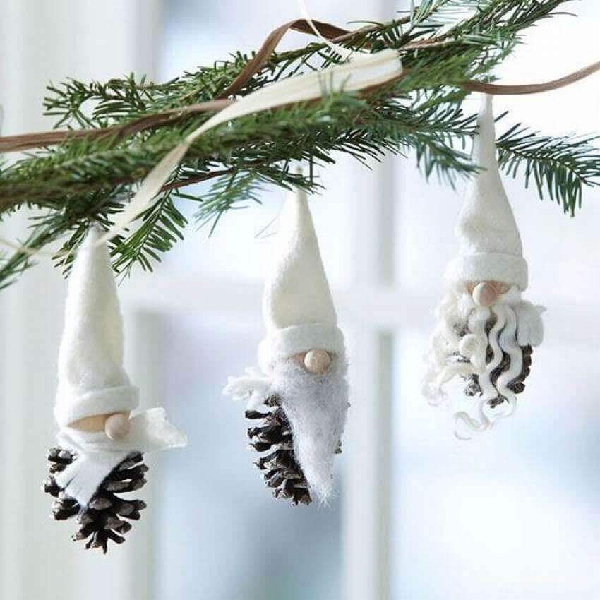 Santa Claus figurines made of pine cones, wooden beads and white felt (1)