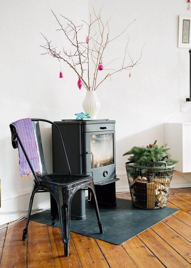 Scandinavian Christmas decoration made of branches (1)