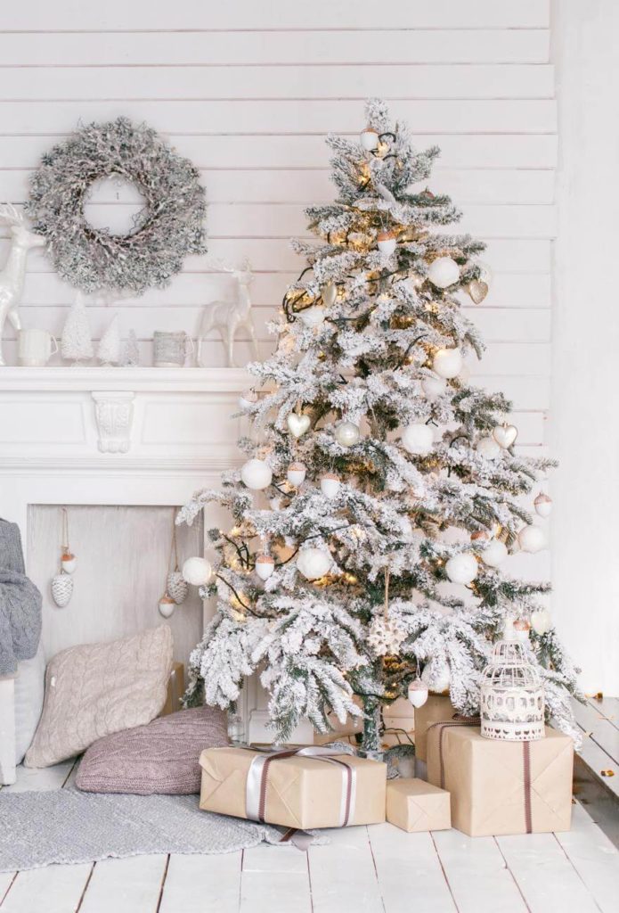 20 Ideas for Gorgeous White Christmas Trees - Flawssy