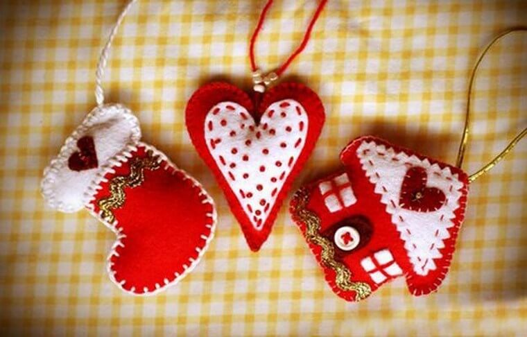 Sewing is an easy way to make pretty Christmas tree ornaments (1)