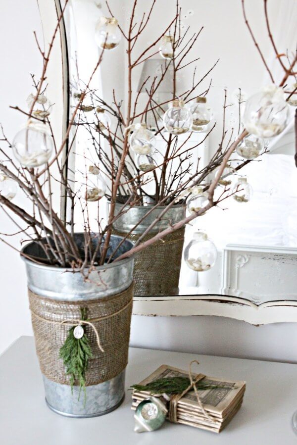 Shabby chic do-it-yourself Christmas decoration with branches and glass Christmas balls (1)