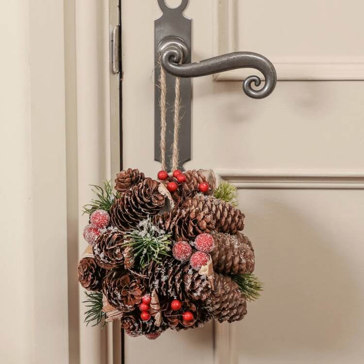 Small Christmas pendant light to make yourself from pine cones (1)