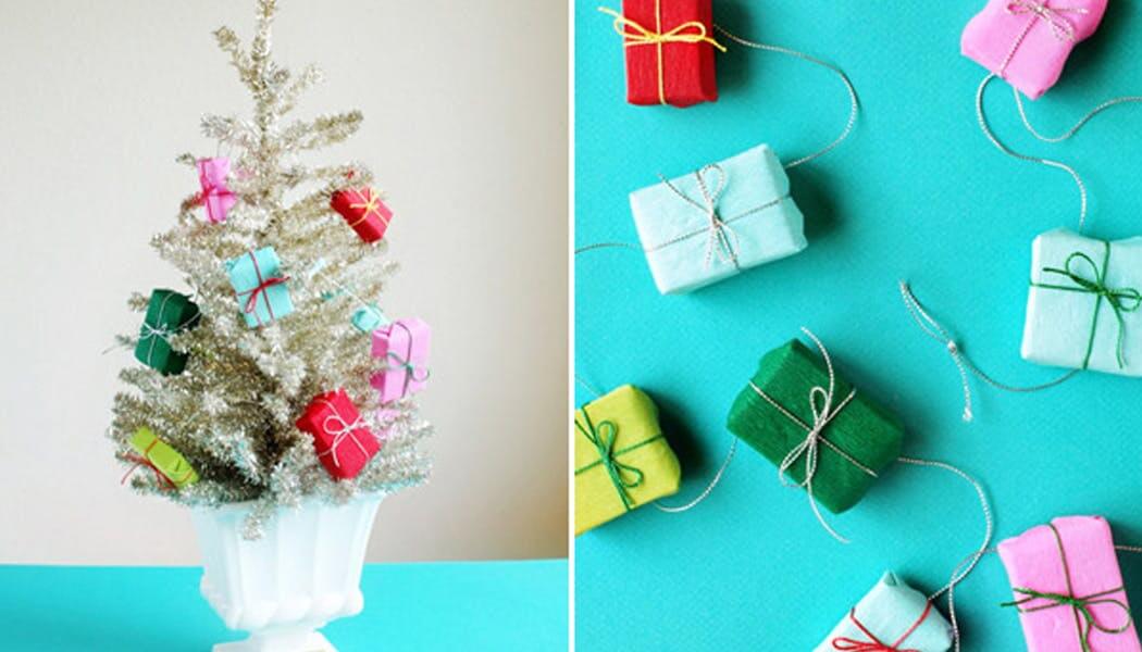Small and fake decorative Christmas gifts (1)