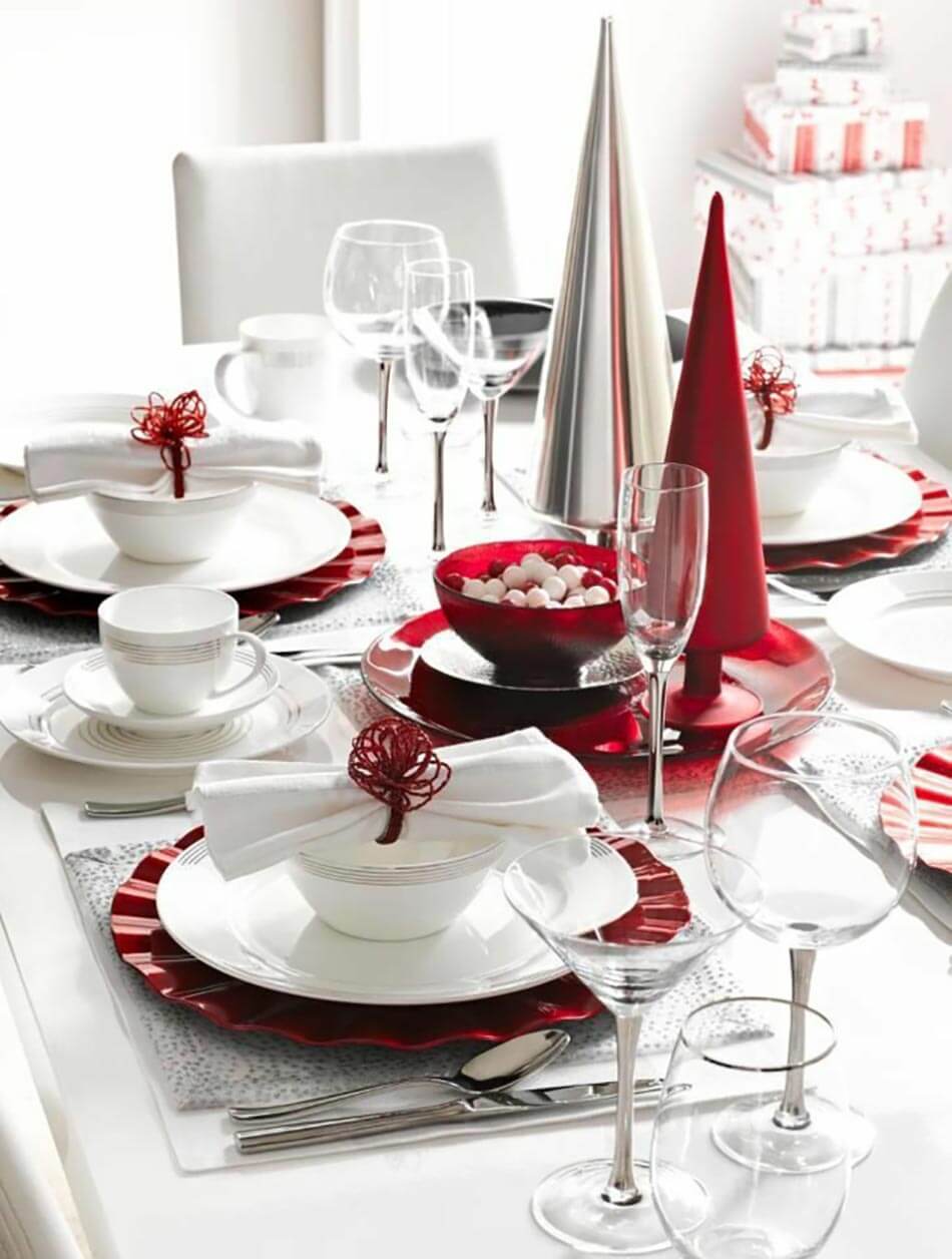 Small table in white and red in the spirit of Christmas (1)