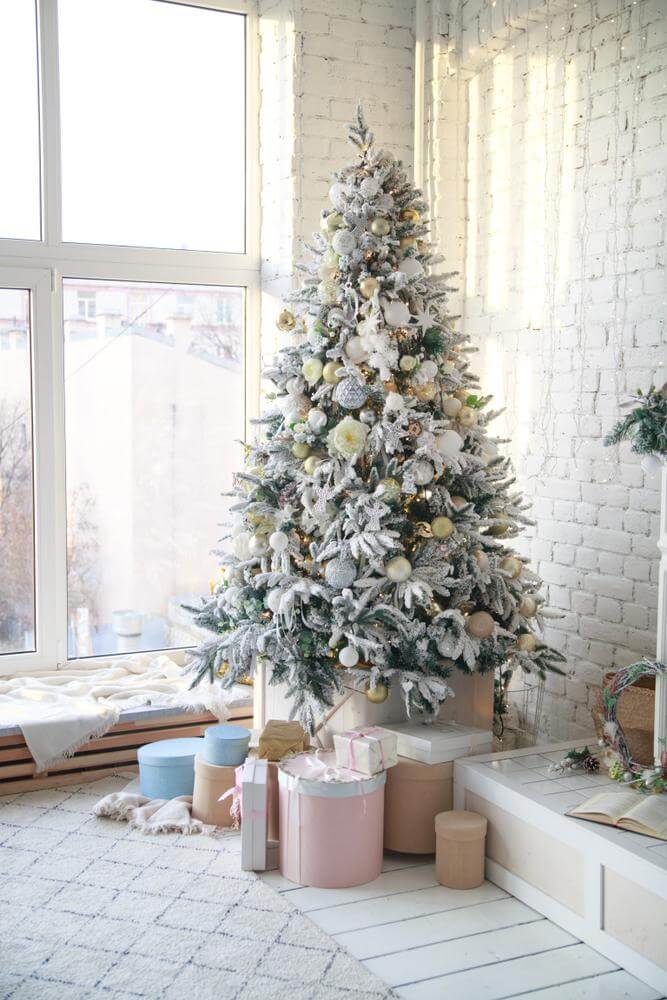 Soft hues in a sparkling white Christmas tree (1)