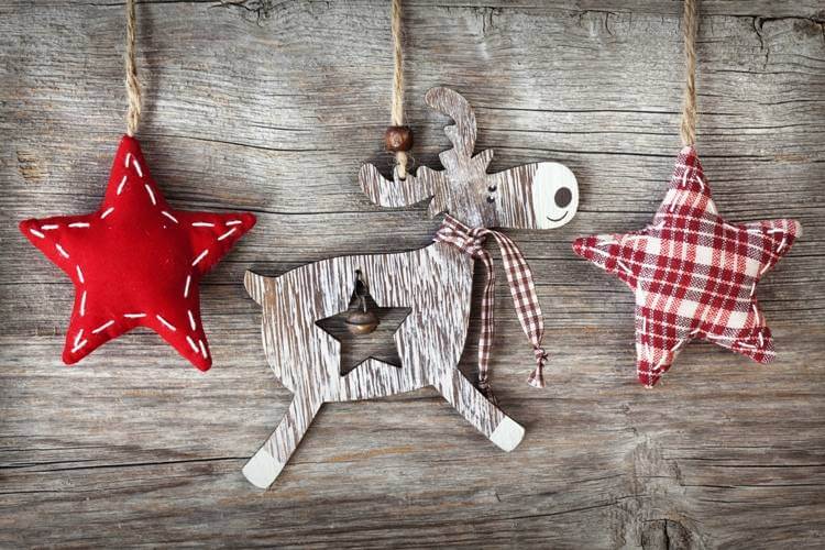 Solid wood deer and decorative stars to hang (1)