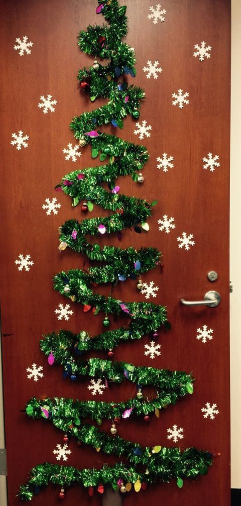 30+ Creative Ways to Decor Your Door for Christmas - Flawssy